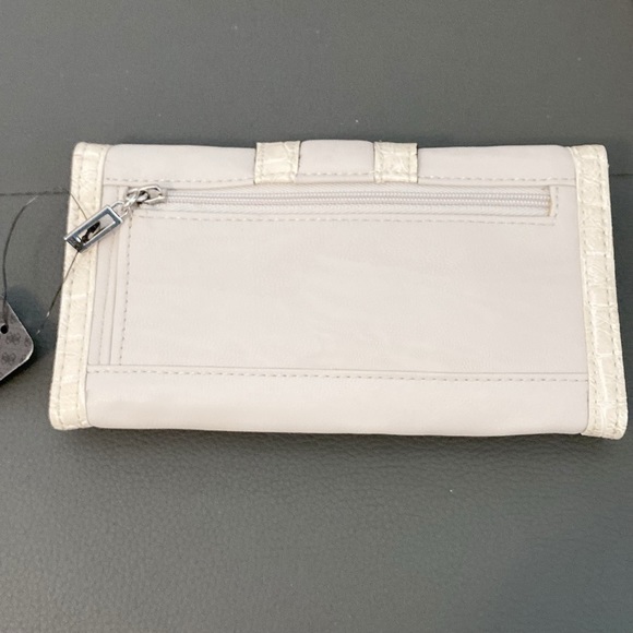 BNWT GUESS WALLET - IVORY FLAP WALLET - Picture 2 of 5